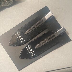 NARS Sleek Black Non creasing hair  clip